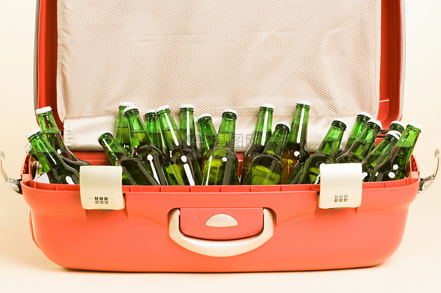 手提箱里的啤酒瓶图片