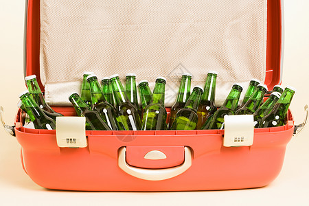 绿色手提箱手提箱里的啤酒瓶背景