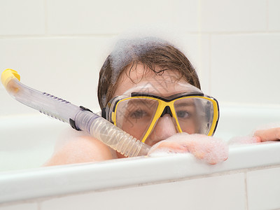 洗澡时带着通气管的女孩图片