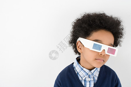 戴3D眼镜的男孩图片
