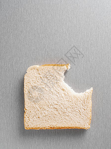 一片面包咬一口图片