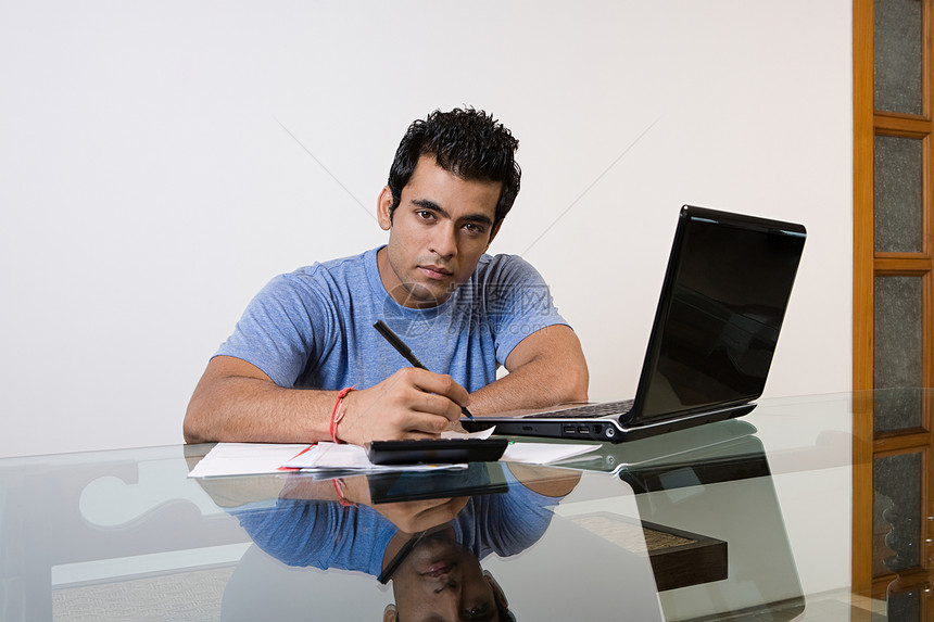 一个在笔记本电脑上整理财务的人图片