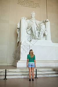 看林肯纪念堂的女孩图片