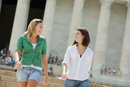 林肯纪念堂前的两个女孩图片