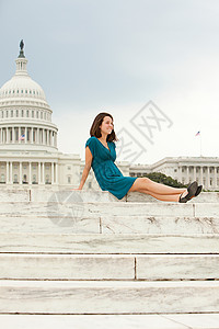 美国国会大厦台阶上的女孩图片