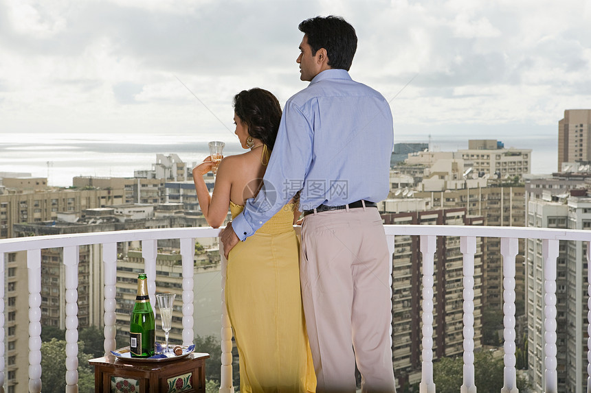 阳台上一对夫妇的背影图片