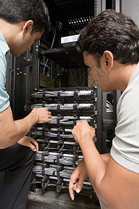 两名计算机技术人员在修机器图片