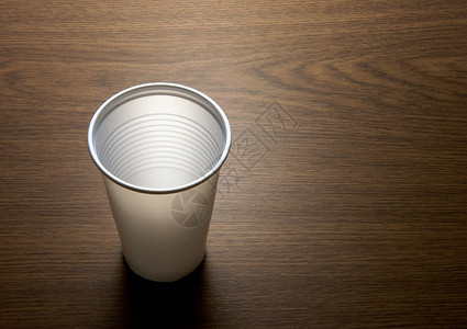 桌上的塑料杯背景图片