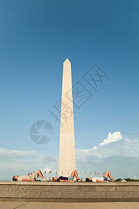 躺在华盛顿纪念碑前的年轻人图片