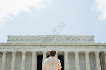站在林肯纪念堂前的年轻人图片