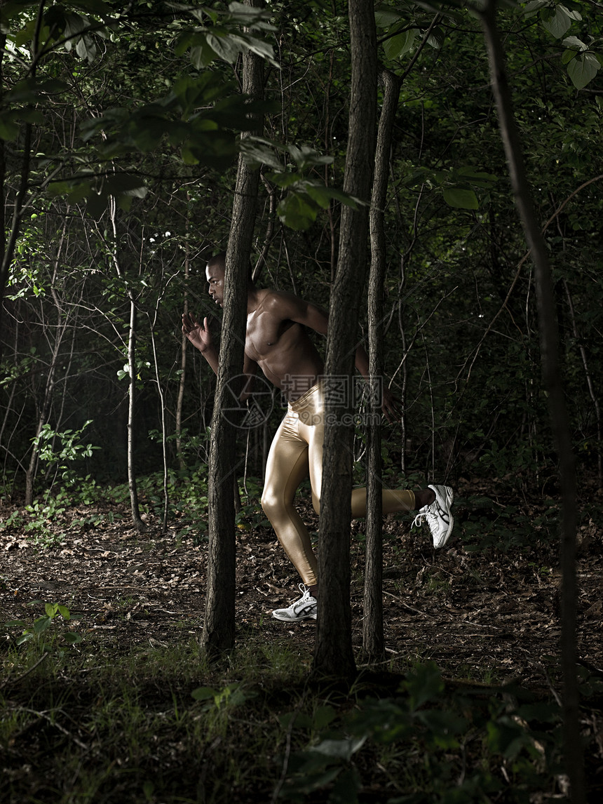 森林里的运动员图片