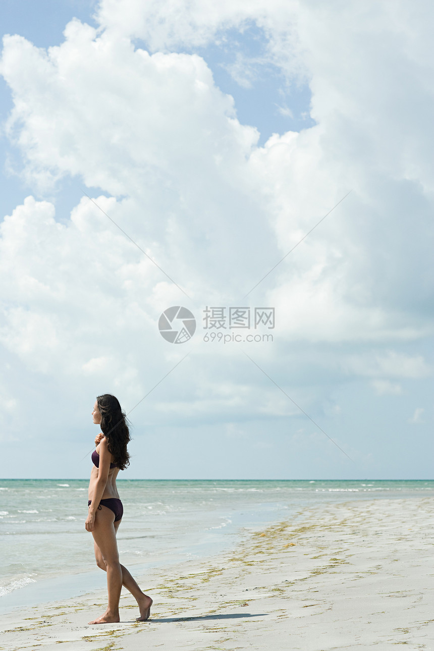 海边的年轻女子图片