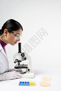 显微镜下观察的科学家图片
