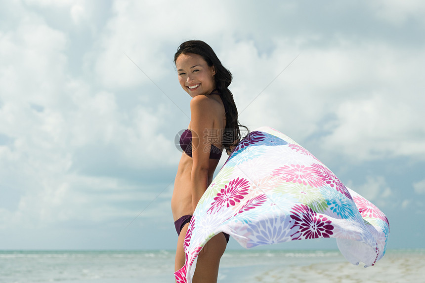 海边度假的女人图片