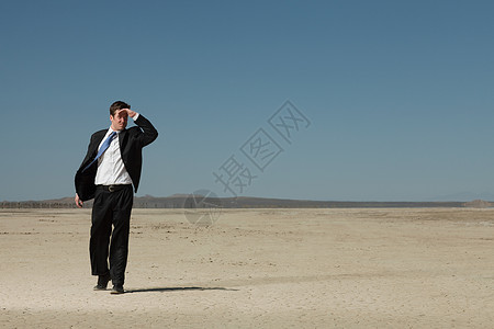 沙漠里的商务男人图片