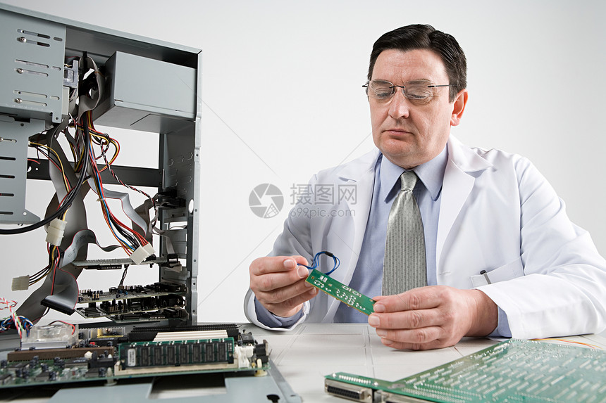 修理计算机的技术人员图片
