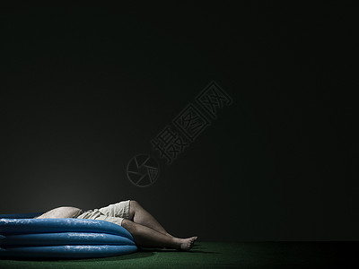 躺下的肥胖的男人背景图片
