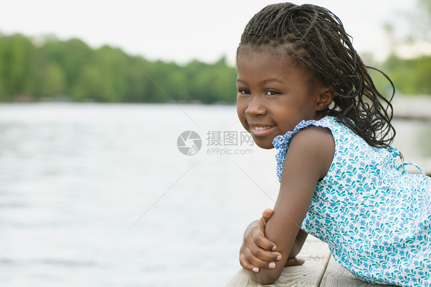 湖边的笑女孩图片