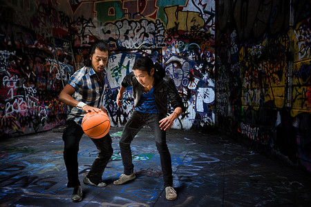打篮球的两个人图片