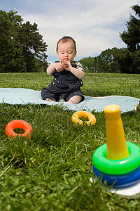 12色相环公园里玩耍的婴儿背景