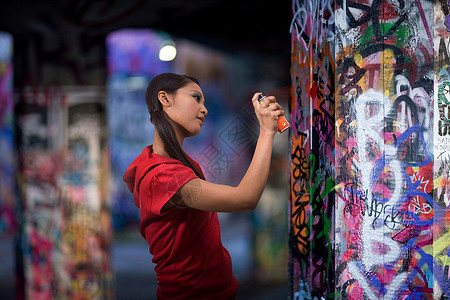 喷涂鸦的年轻女子背景图片