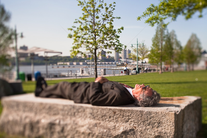 躺在公园石头上休息图片