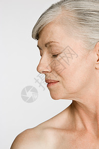 皱纹特写闭着眼睛的老妇人背景