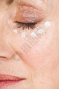 涂眼霜的女人背景图片