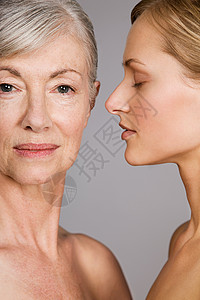年轻和老年妇女的面孔图片