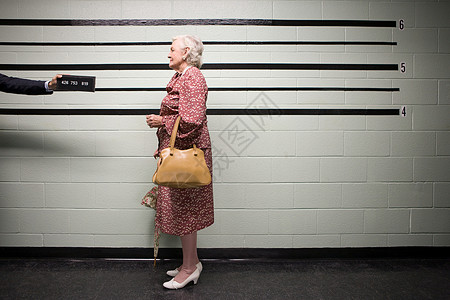 老年妇女的抢劫案背景图片