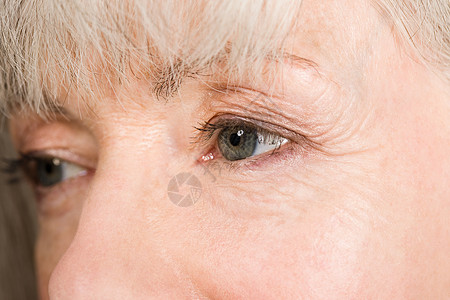 灰色女人老年妇女的眼睛特写背景