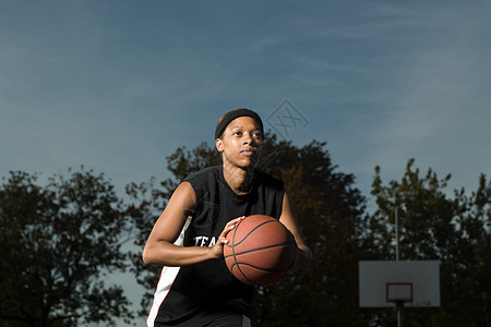 打篮球的女人背景图片