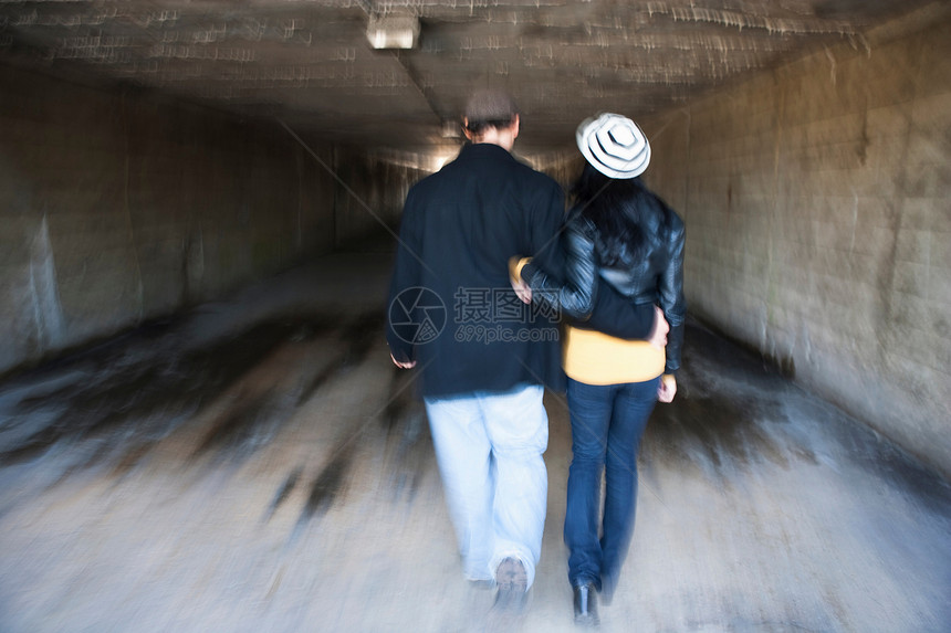 隧道中的情侣图片