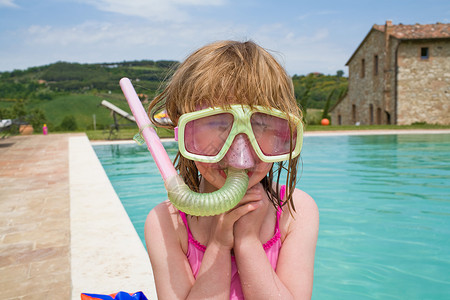 游泳池旁的女孩，带着通气管图片