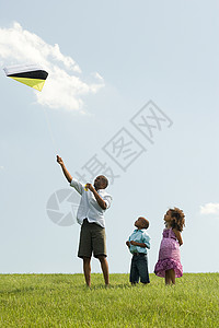 放风筝的父亲和孩子图片
