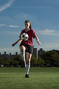 踢足球的女人图片