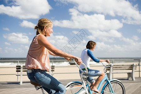 两个女人在路上骑车图片