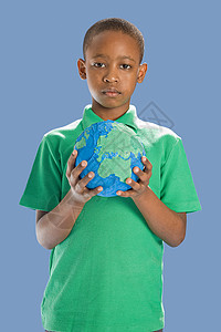 捧着地球仪的男孩图片