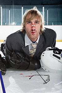 打冰球受伤的人图片