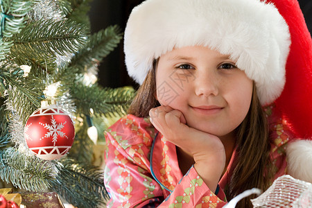 圣诞树旁的女孩图片