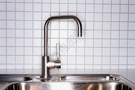厨房水槽金属水龙头高清图片