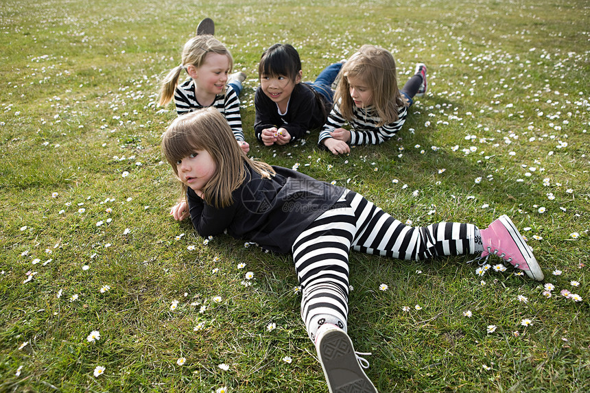 在草地上躺着休息的女孩们图片