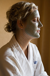 脸上抹着面膜的女人背景图片