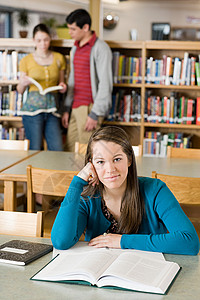 在图书管学习的学生背景图片