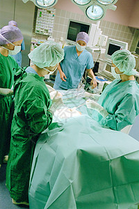 绿色医院正在做手术的医护人员背景