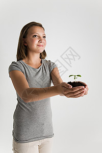 捧着植物的女性图片