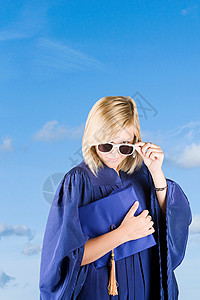 蓝色礼服女孩戴着太阳镜的毕业生背景