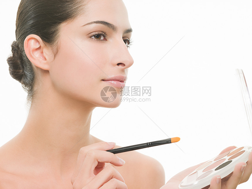 在化妆的女人图片