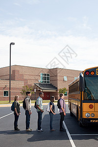 学生和校车中学生排队等校车背景