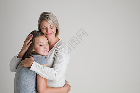 母女相互拥抱背景图片